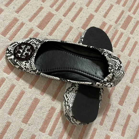 Tory Burch Snake Flats Size 8 black and white - Picture 13 of 14